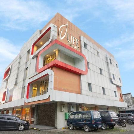 Life Hotel Stasiun Kota Сурабая Экстерьер фото