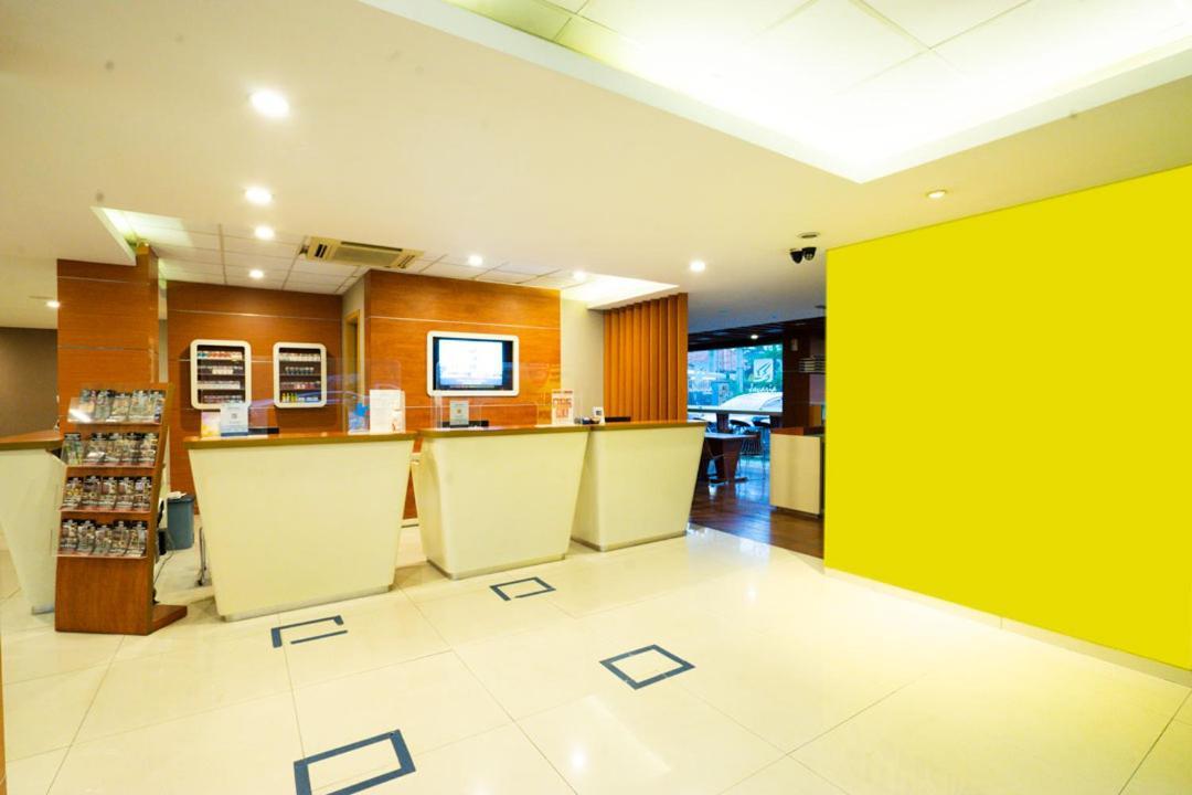 Life Hotel Stasiun Kota Сурабая Экстерьер фото