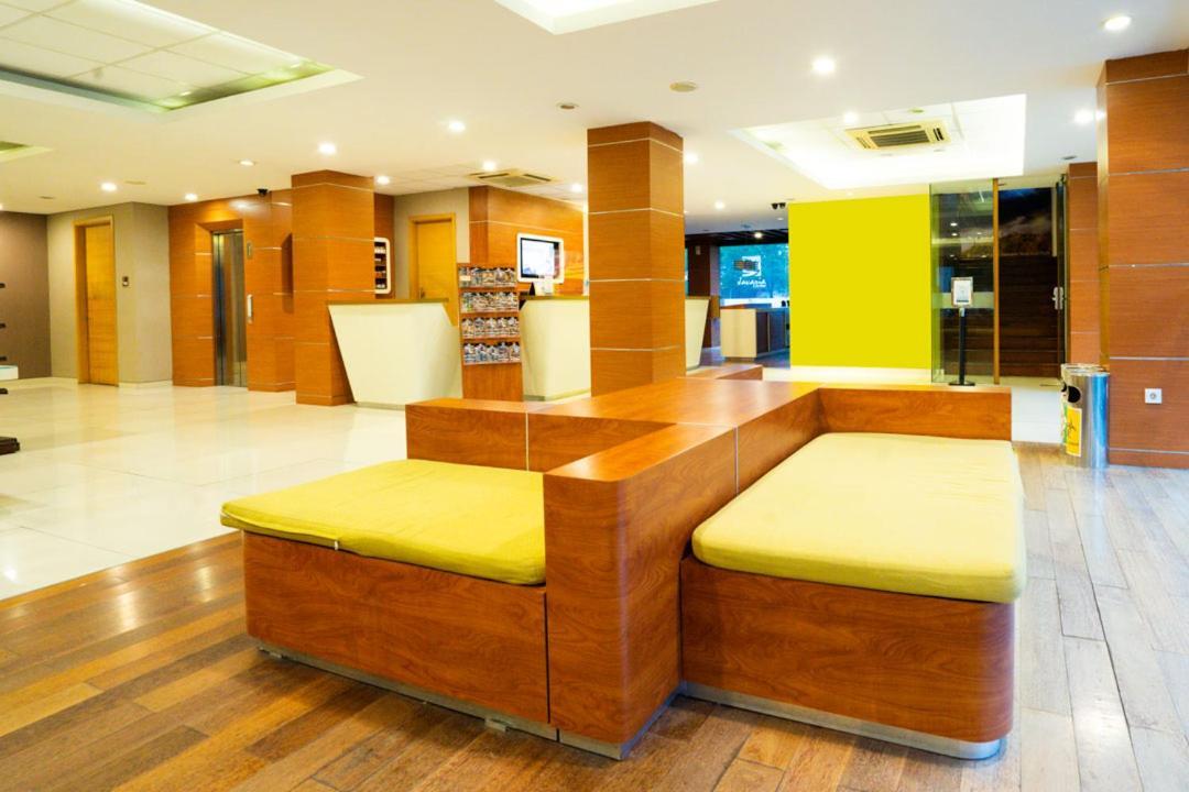 Life Hotel Stasiun Kota Сурабая Экстерьер фото