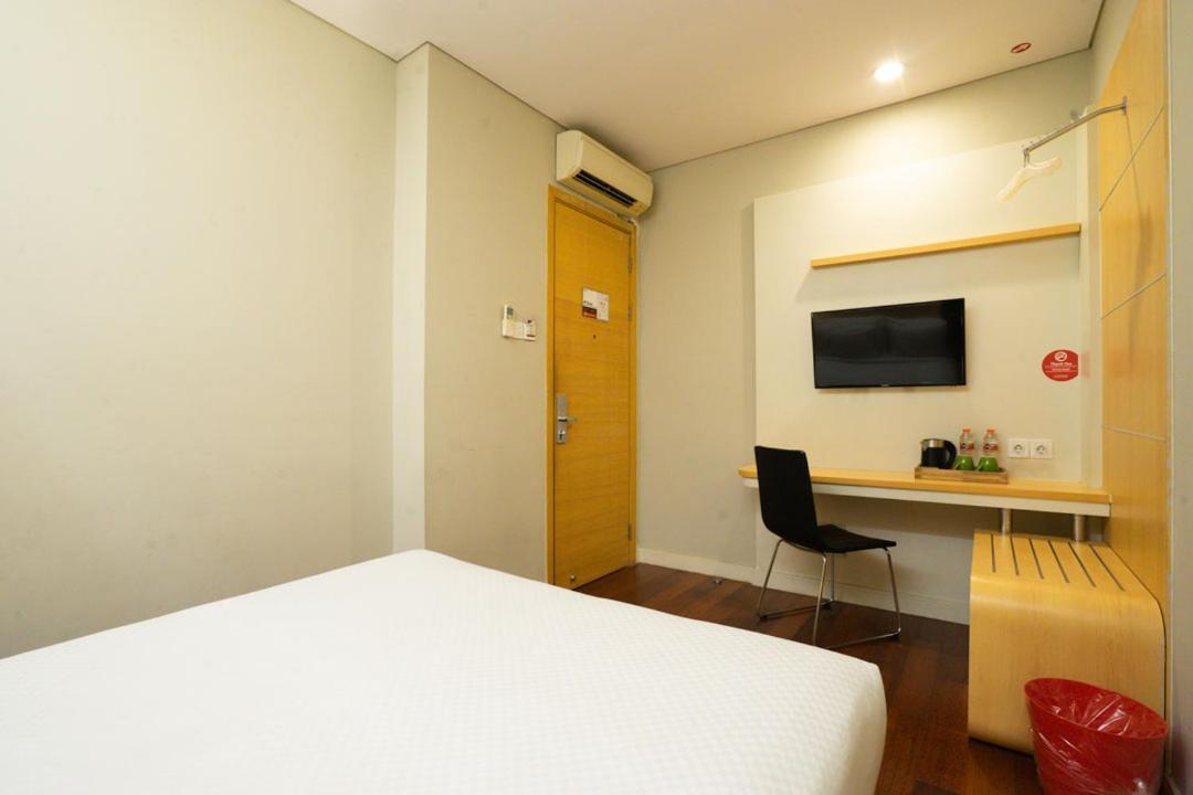 Life Hotel Stasiun Kota Сурабая Экстерьер фото