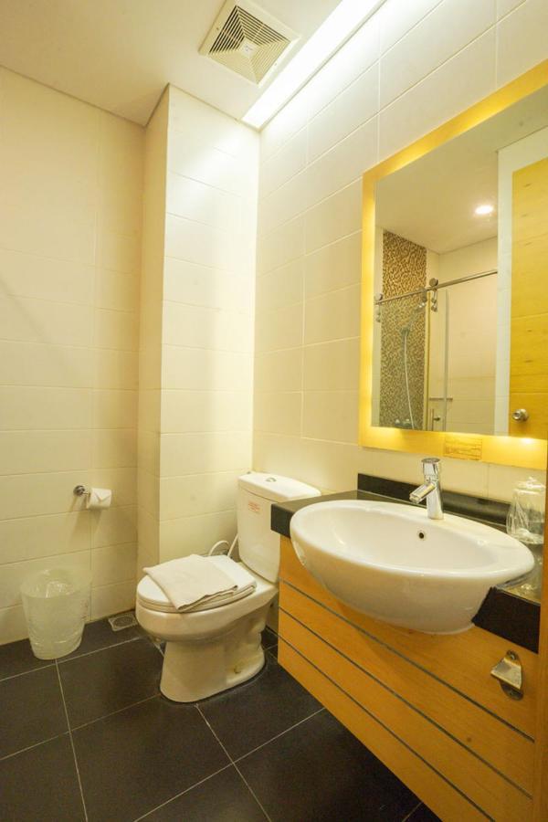 Life Hotel Stasiun Kota Сурабая Экстерьер фото