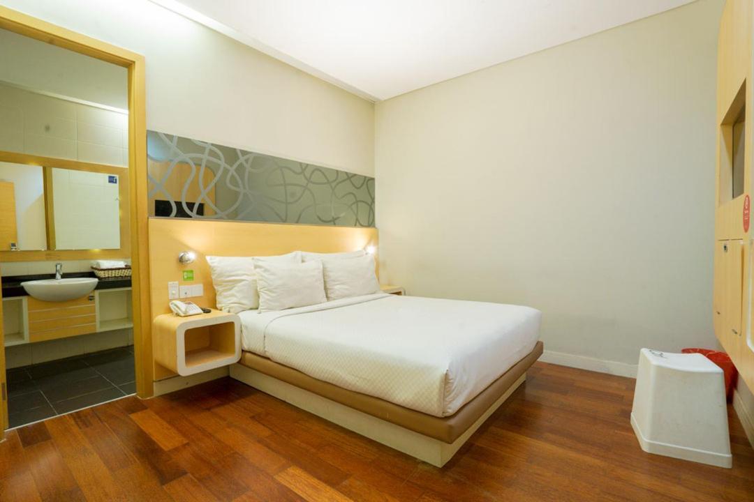 Life Hotel Stasiun Kota Сурабая Номер фото